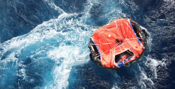 Zattera in nautica - Guida completa a tipi e sicurezza in mare